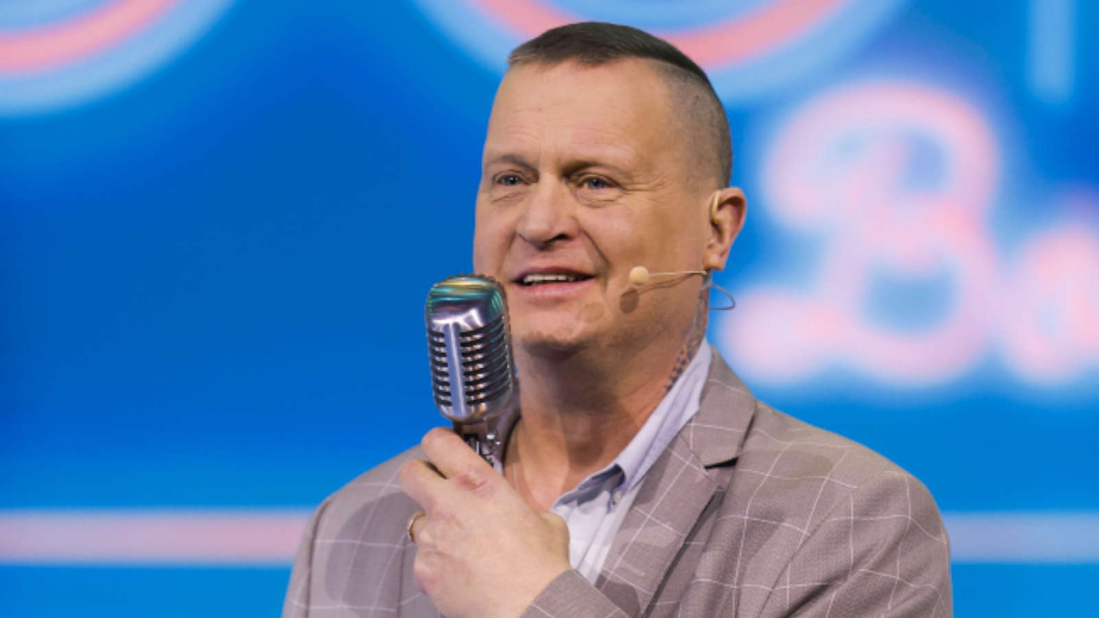 Gwiazdor TVP wziął czwarty ślub. Tak wygląda ukochana Kevina Aistona z ''Europa da się lubić''