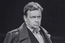 Gwiazdy żegnają Jana Frycza. Małaszyński, Kożuchowska, Jabłczyńska, Żulczyk i inni. Trudno powstrzymać łzy