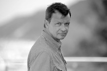 Produkcje z Janem Fryczem na Netfliksie. Jedna z nich to perełka polskiego kina