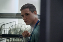 Ten medyczny thriller na Netfliksie szokuje. Wstrząsająca historia o pielęgniarzu, który skrywa mroczny sekret