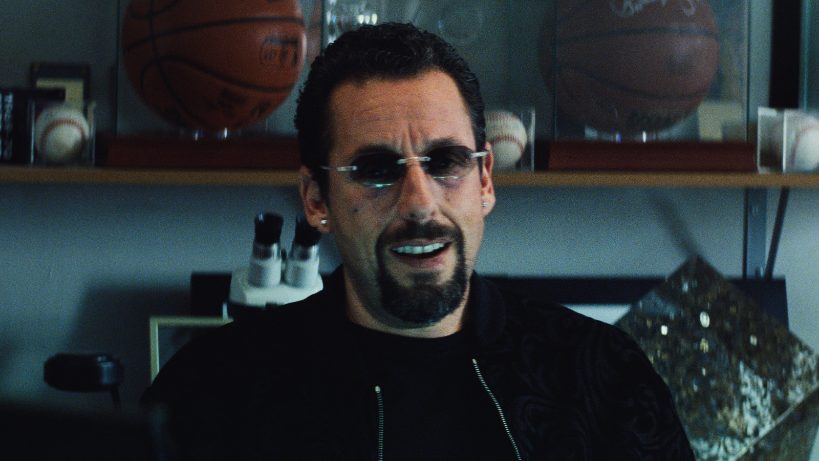 To jeden z najbardziej stresujących thrillerów na Netfliksie. Adam Sandler wpada w poważne tarapaty