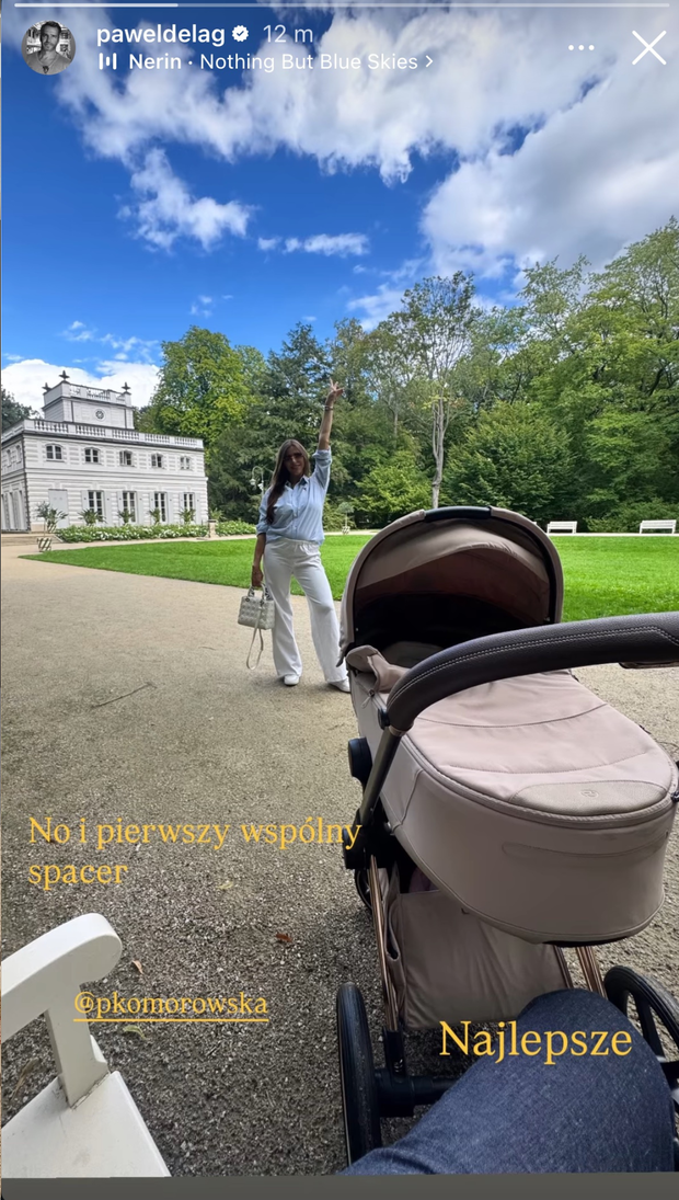 Paweł Deląg na spacerze z córką i partnerką