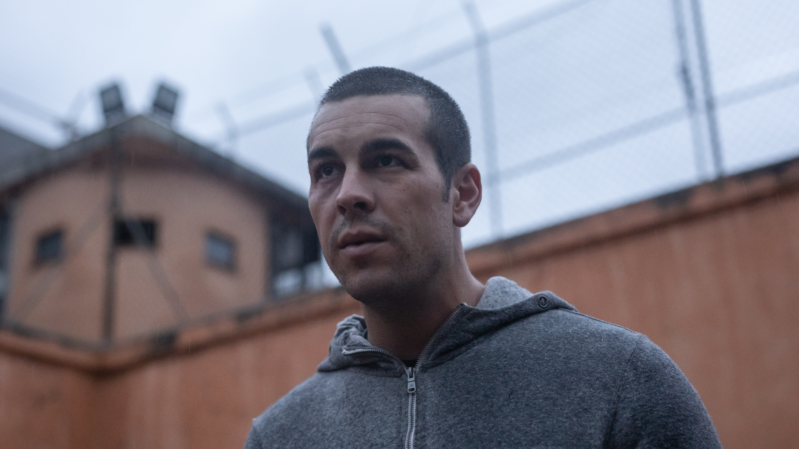 Jeden telefon wywraca jego życie do góry nogami. Ten thriller na Netfliksie skrywa mroczną zagadkę