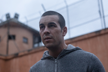 Jeden telefon wywraca jego życie do góry nogami. Ten thriller na Netfliksie skrywa mroczną zagadkę