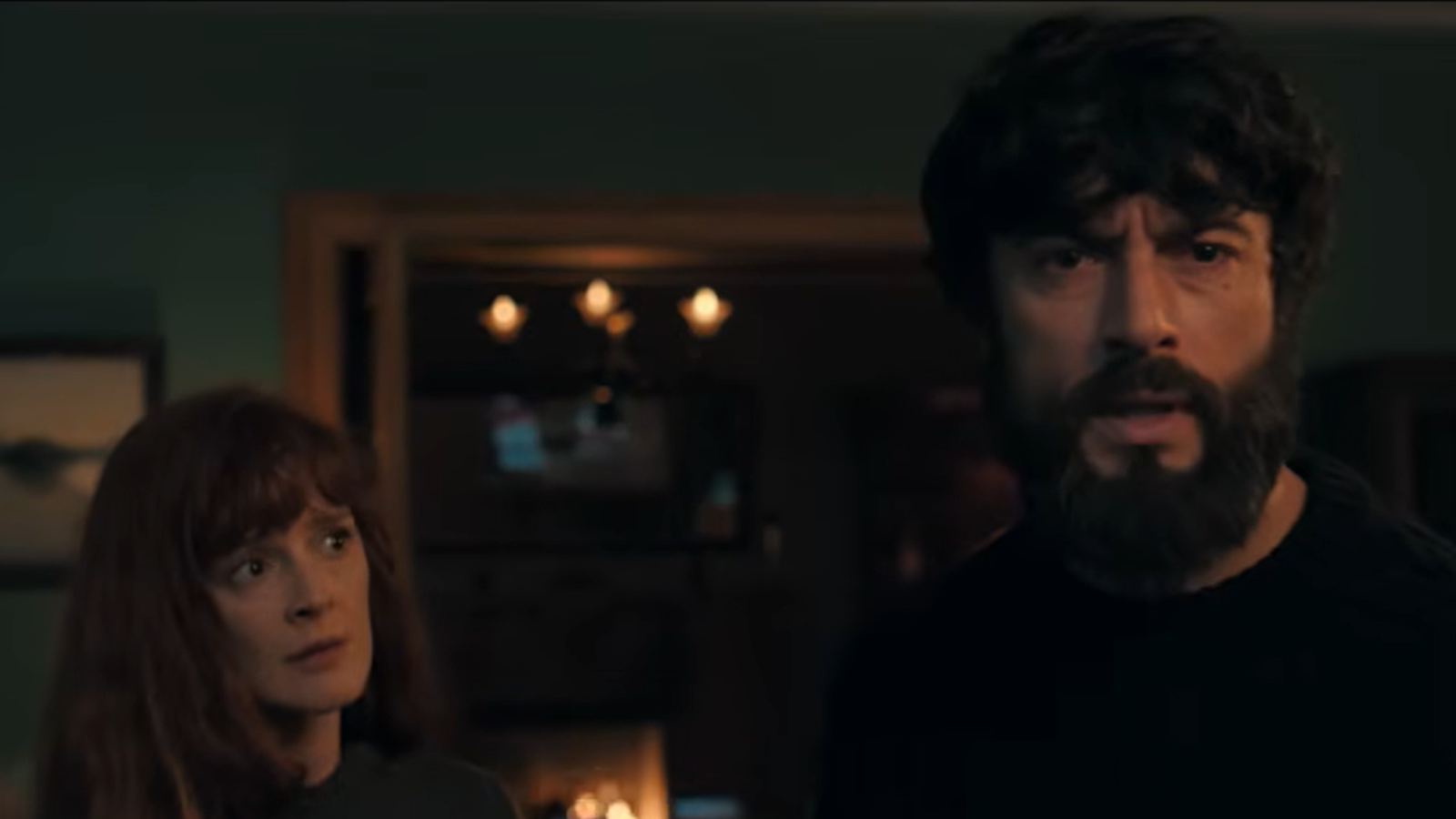 Nie odciągniesz się od tego mrocznego thrillera na Netfliksie. Jest idealny na jesienny wieczór