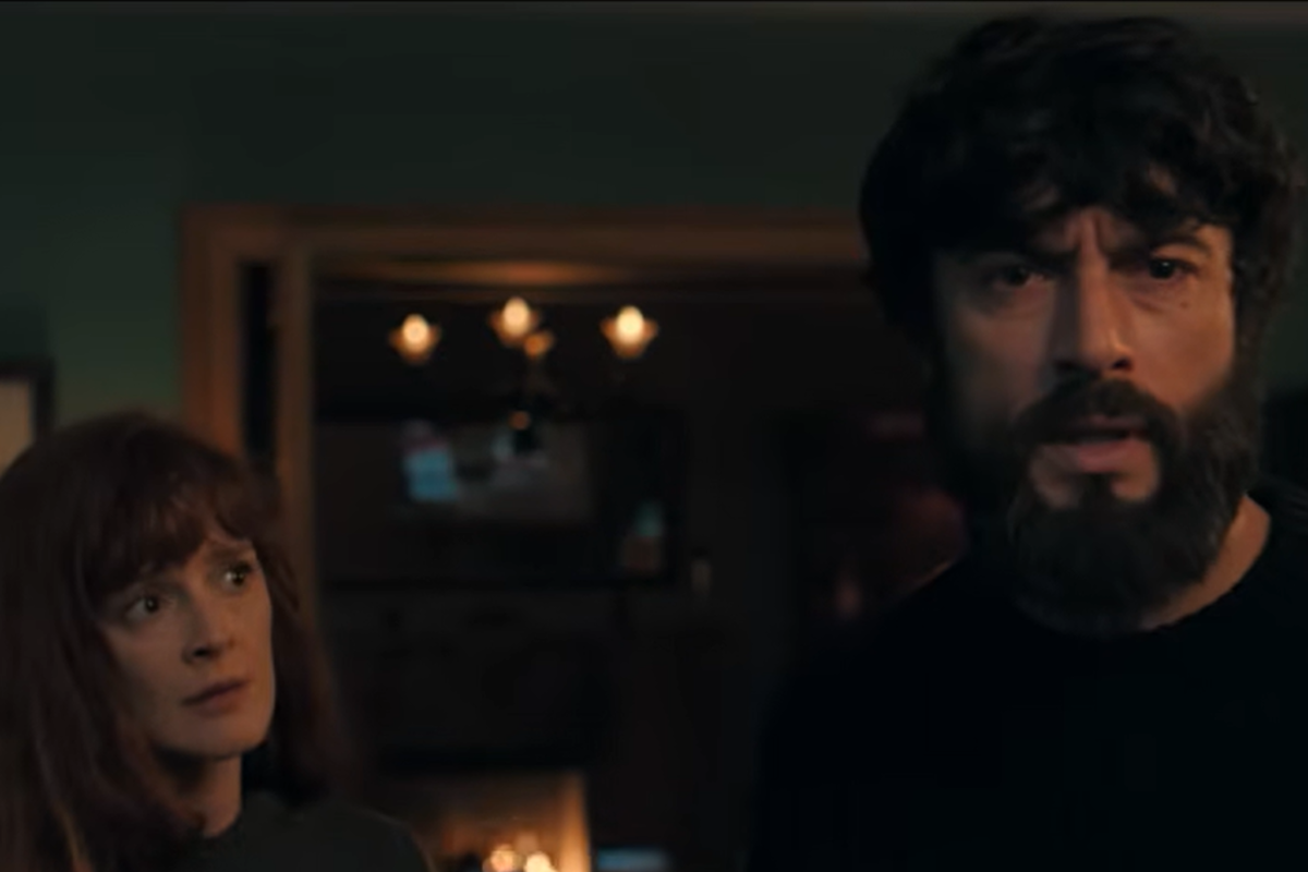 Nie odciągniesz się od tego mrocznego thrillera na Netfliksie. Jest idealny na jesienny wieczór