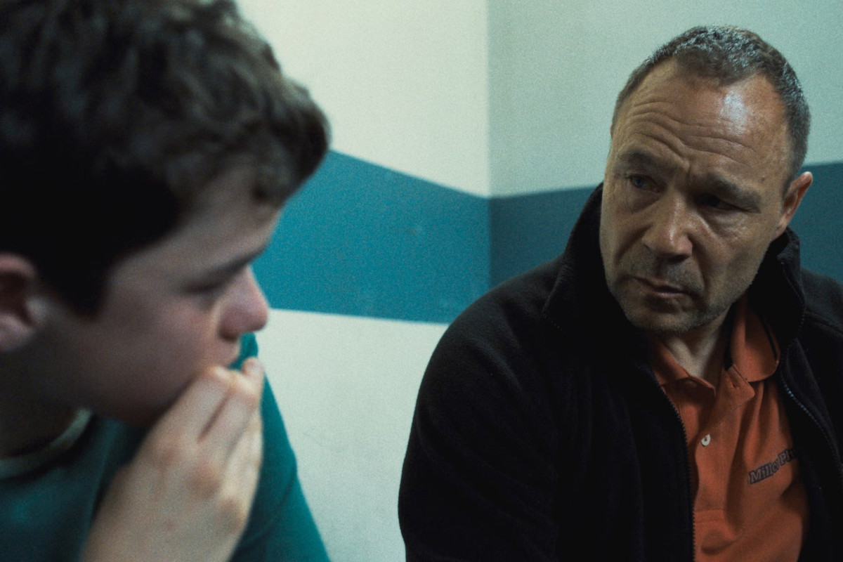 Nie wiedzą, jak pomóc własnemu dziecku. 5 dramatów Netfliksa, które bolą najbardziej