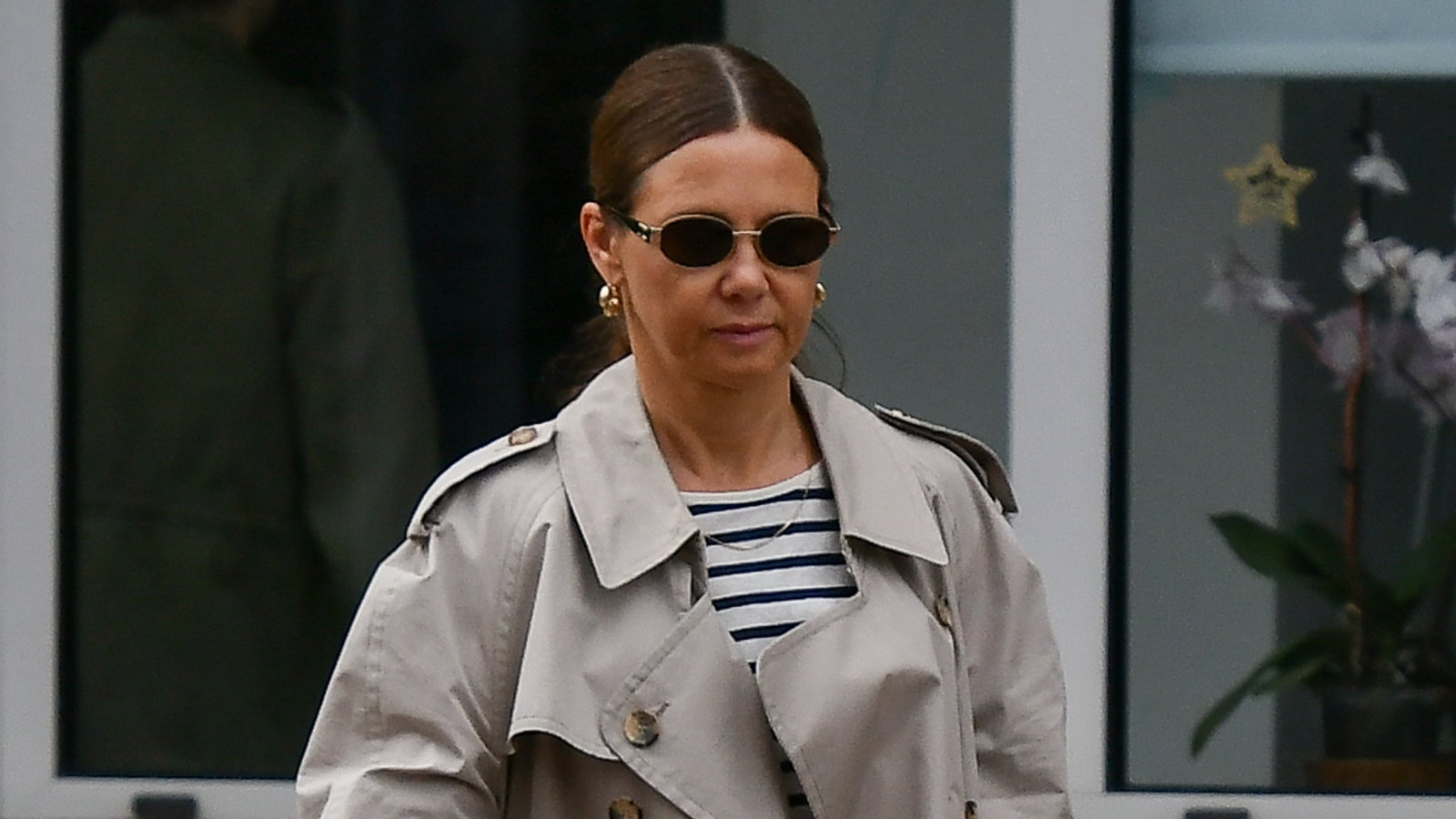 Rusin przyłapana przez paparazzi w modnym trenczu w stylu "old money". Ten model zaleje ulice jesienią