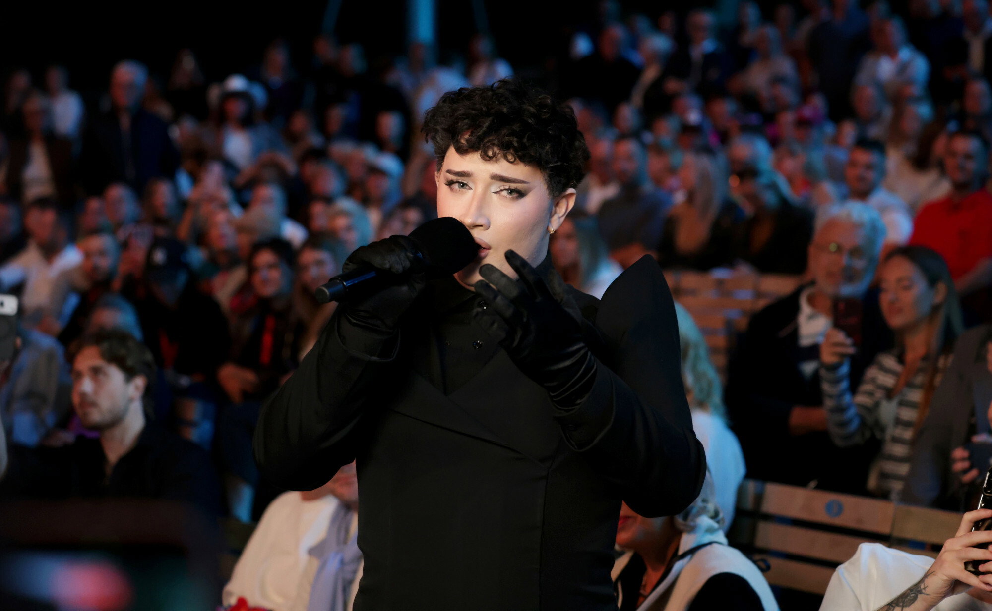 Znany influencer nagle zaśpiewał w Sopocie. Zawrzało w komentarzach