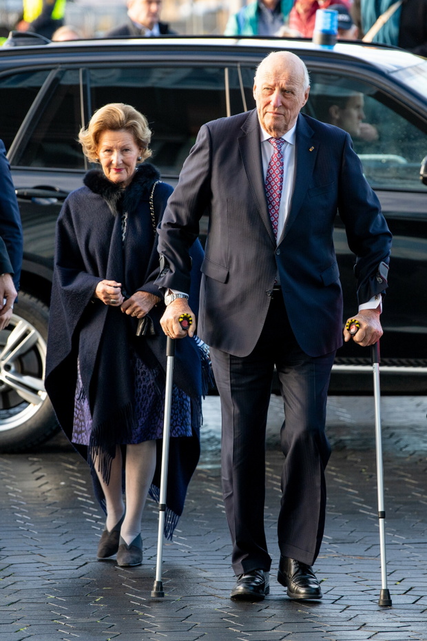 Król Harald w krytycznym stanie. Rodzina królewska przy jego łóżku