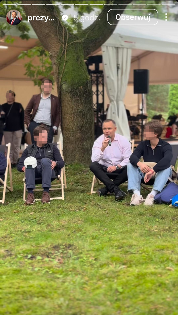 Prezydent w Juracie postawił na różową koszulę, ekspertka komentuje