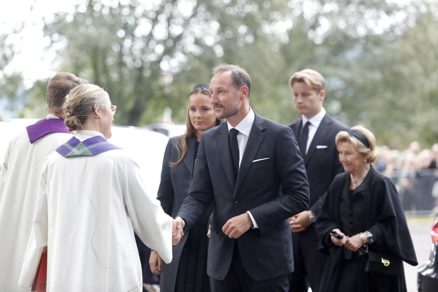 Król Haakon VIII z matką, królową Sonją i swoimi dziećmi na mszy żałobnej za króla Haralda V