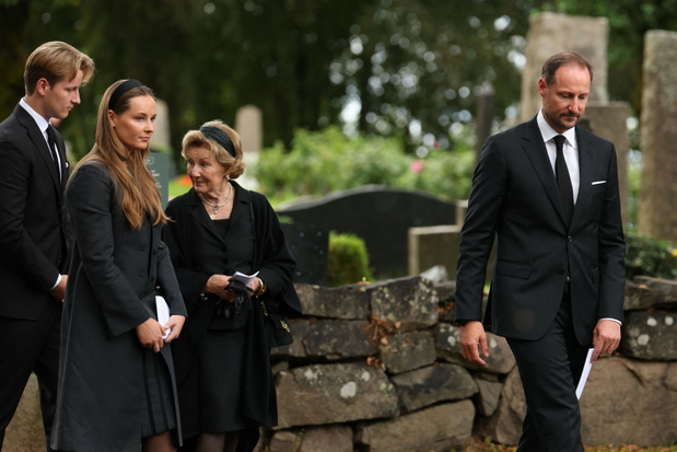 Król Haakon VIII z matką, królową Sonją i swoimi dziećmi na mszy żałobnej