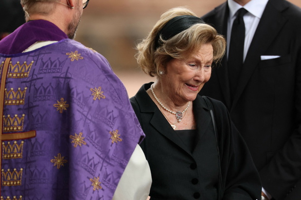Królowa Sonja walczyła ze łzami w kościele