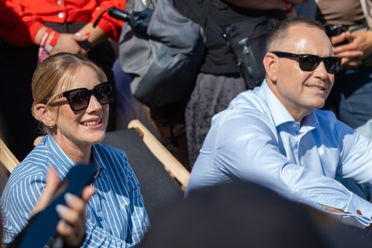 Karol i Marta Nawroccy spacerowali, trzymając się za ręce. Jest nagranie z Juraty