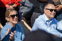 Karol i Marta Nawroccy spacerowali, trzymając się za ręce. Jest nagranie z Juraty