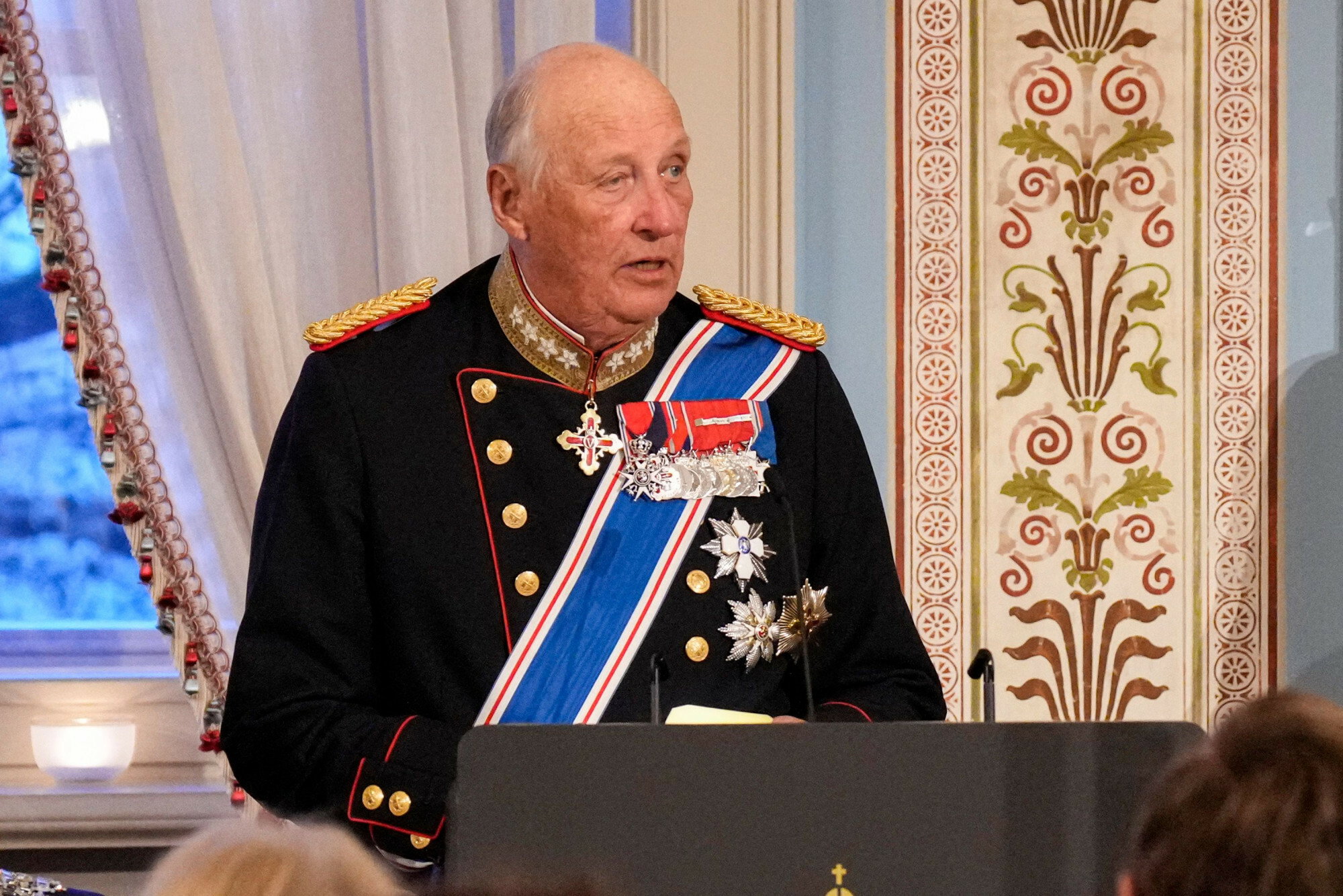 Król Harald w krytycznym stanie. Rodzina królewska przy jego łóżku