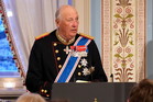 Król Harald w krytycznym stanie. Rodzina królewska przy jego łóżku