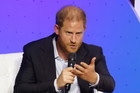 Nie do wiary, jak zachowuje się książę Harry po powrocie do Wielkiej Brytanii