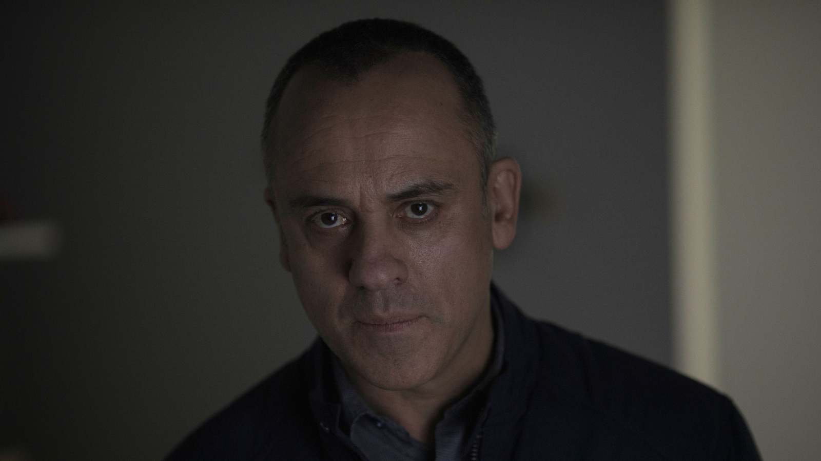 Stracił pracę i mieszkanie. Potem zaczął śledzić nowych lokatorów. Ten thriller na Netfliksie przeraża