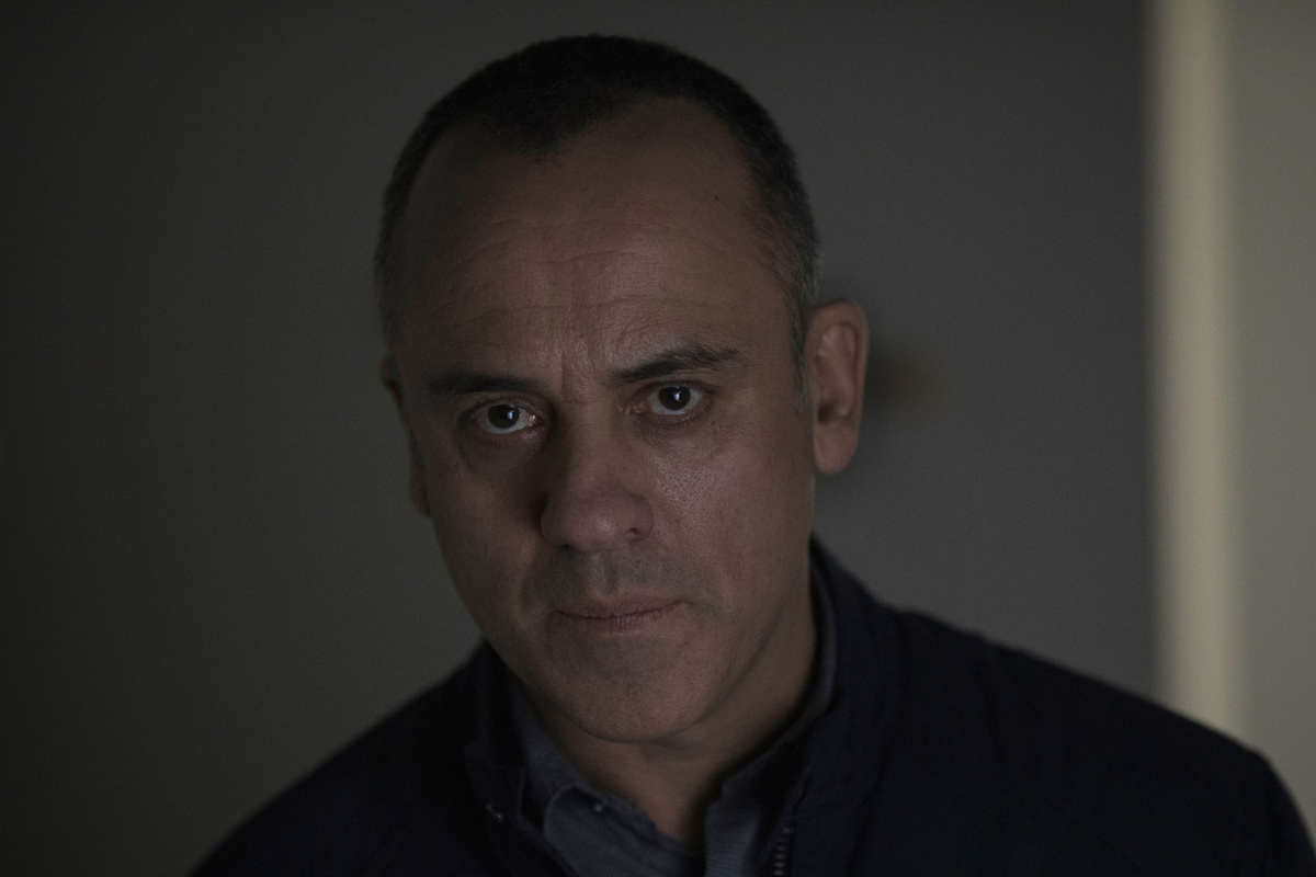 Stracił pracę i mieszkanie. Potem zaczął śledzić nowych lokatorów. Ten thriller na Netfliksie przeraża
