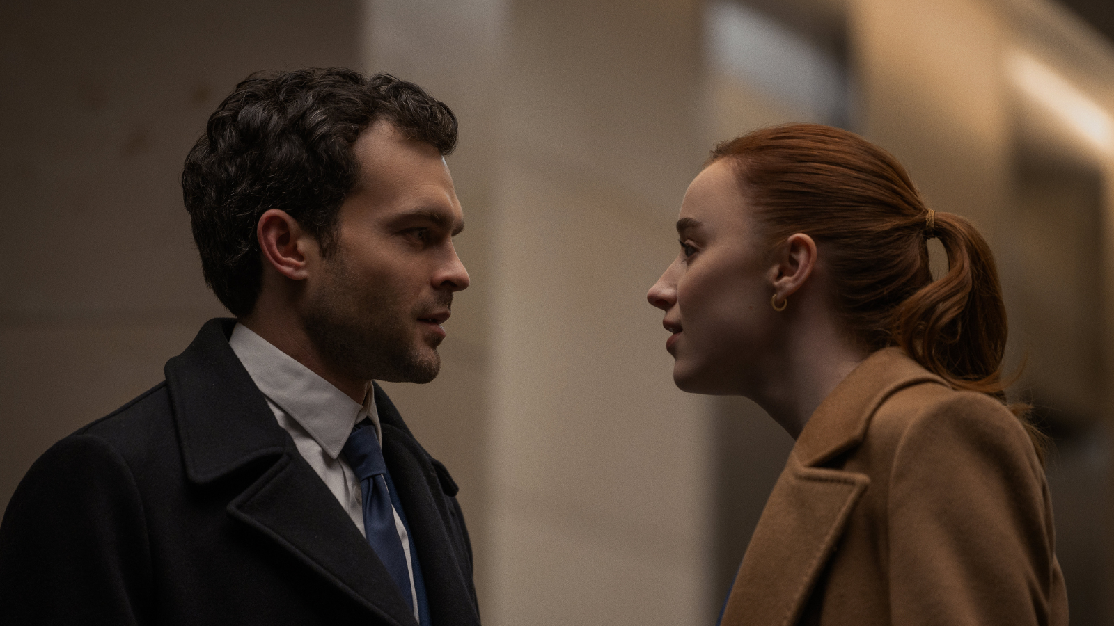 Ten thriller na Netfliksie to mocna historia o ambicji i zazdrości. Ona awansowała, on nie potrafi tego zaakceptować