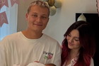 Uwielbiani influencerzy zostali rodzicami. Pokazali uroczy kadr z córką