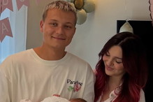 Uwielbiani influencerzy zostali rodzicami. Pokazali uroczy kadr z córką