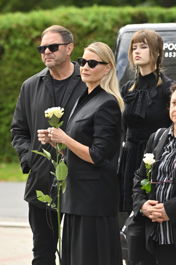Małgorzata Kożuchowska i Tomasz Karolak na pogrzebie Jana Frycza
