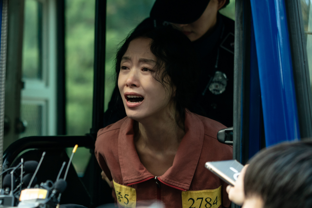 Jej mąż ginie w pracowni, a ona zostaje główną podejrzaną. Ten thriller na Netfliksie to emocjonalny rollercoaster