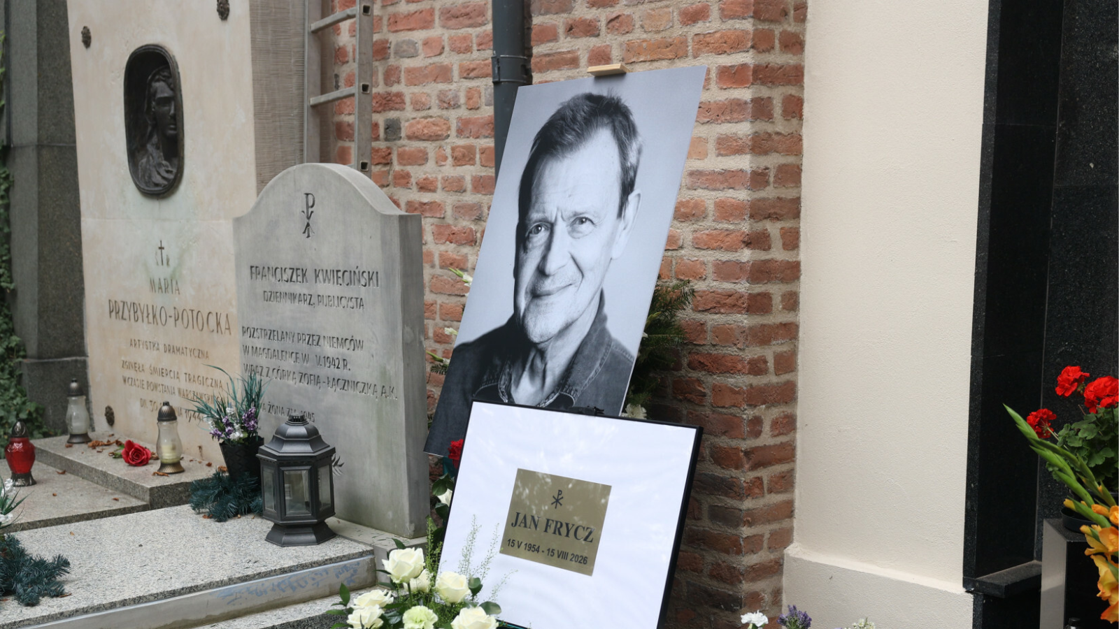 Poruszający widok na z pogrzebu Jana Frycza. To znalazło się na jego grobie