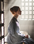Służąca trafia do więzienia, a on próbuje ustalić czy naprawdę popełniła zbrodnię. Wciągający thriller na Netfliksie