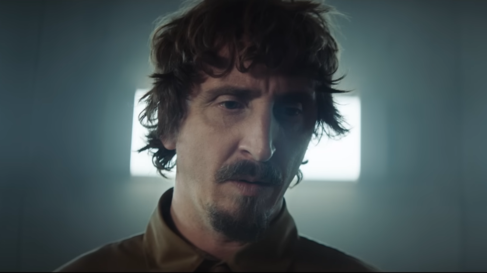 Jedzenie zjeżdża na coraz niższe piętra. Na dole zostaje już tylko głód. Ten thriller na Netfliksie to mocna rzecz