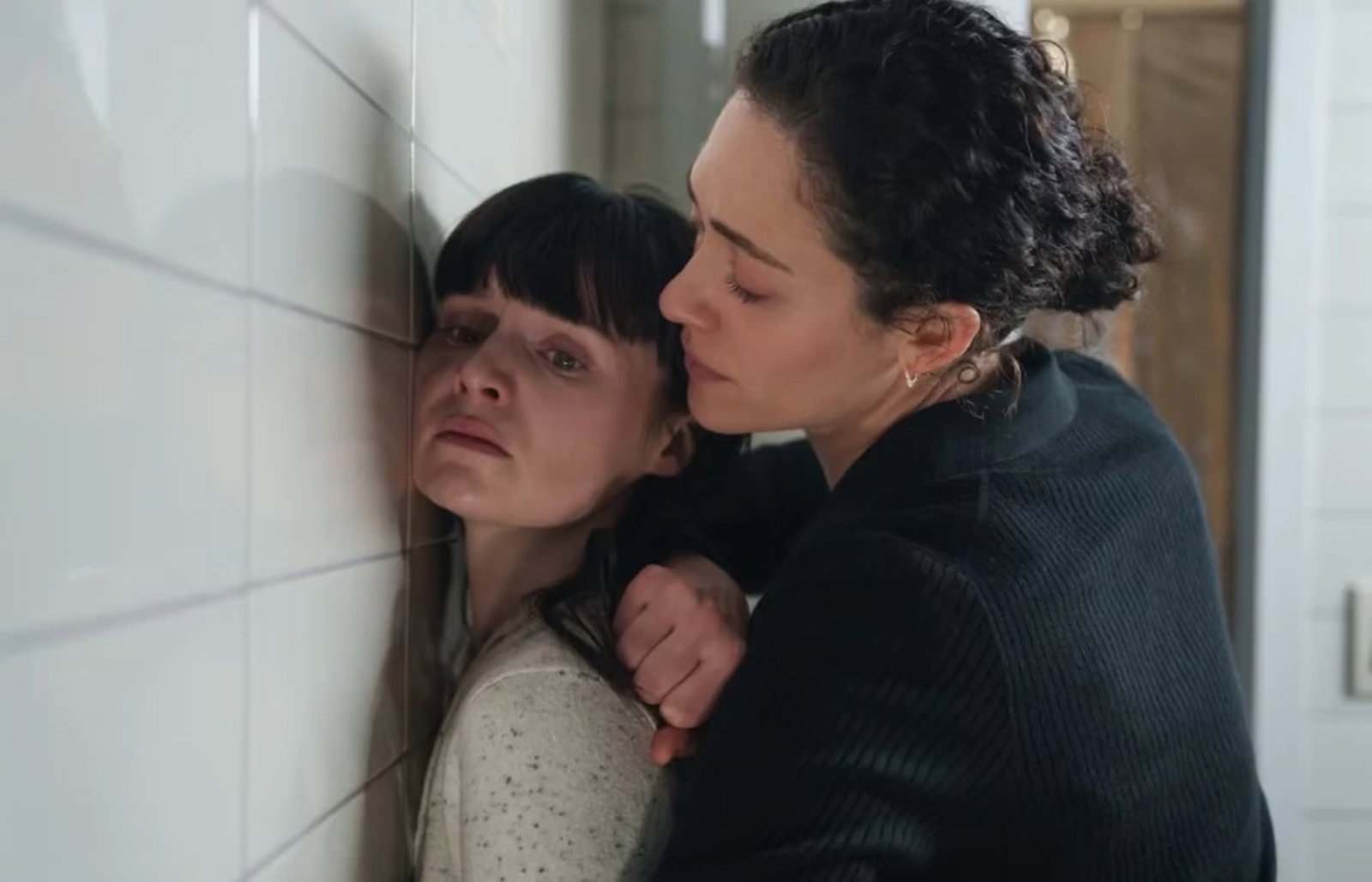 Seryjna morderczyni poluje na bogatych mężczyzn. Ten thriller Disney+ każe kibicować nie tej stronie