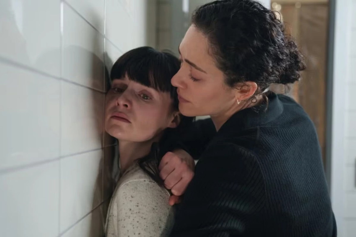 Seryjna morderczyni poluje na bogatych mężczyzn. Ten thriller Disney+ każe kibicować nie tej stronie