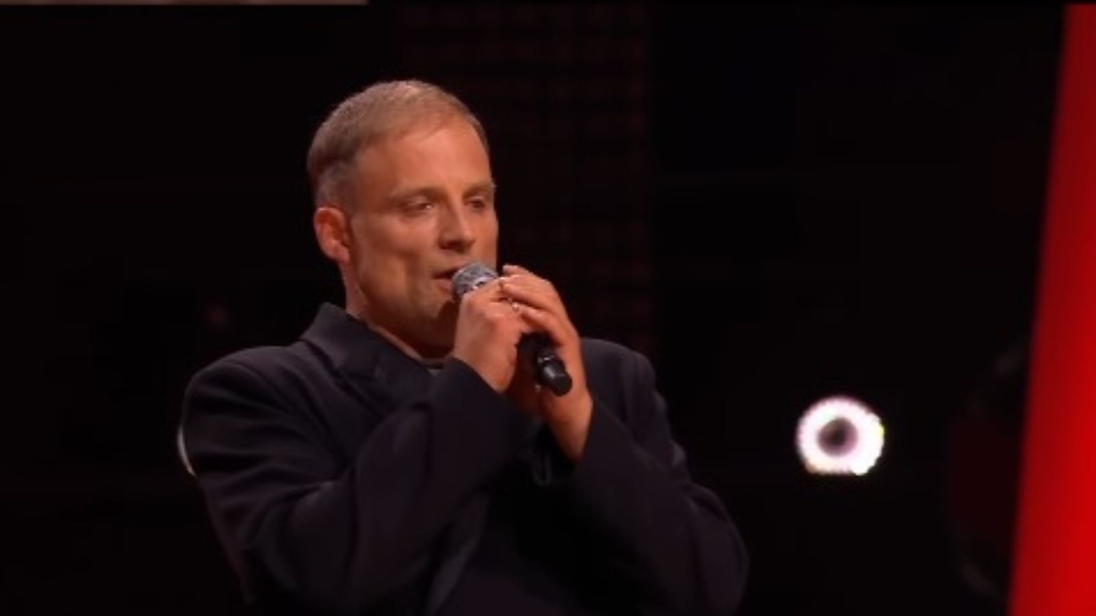 20 lat temu wygrał show, potem zniknął z ekranów. Teraz wrócił w wielkim stylu i do głębi poruszył wszystkich w "The Voice of Poland"