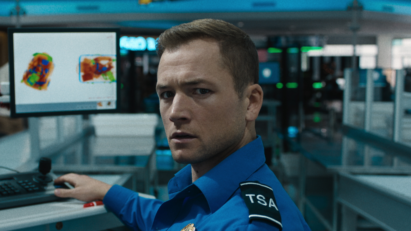 Szantażysta chce zmusić go do przepuszczenia niebezpiecznego pakunku na lotnisku. Ten thriller Netfliksa wbija w fotel