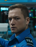 Szantażysta chce zmusić go do przepuszczenia niebezpiecznego pakunku na lotnisku. Ten thriller Netfliksa wbija w fotel