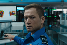 Szantażysta chce zmusić go do przepuszczenia niebezpiecznego pakunku na lotnisku. Ten thriller Netfliksa wbija w fotel