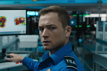 Szantażysta chce zmusić go do przepuszczenia niebezpiecznego pakunku na lotnisku. Ten thriller Netfliksa wbija w fotel