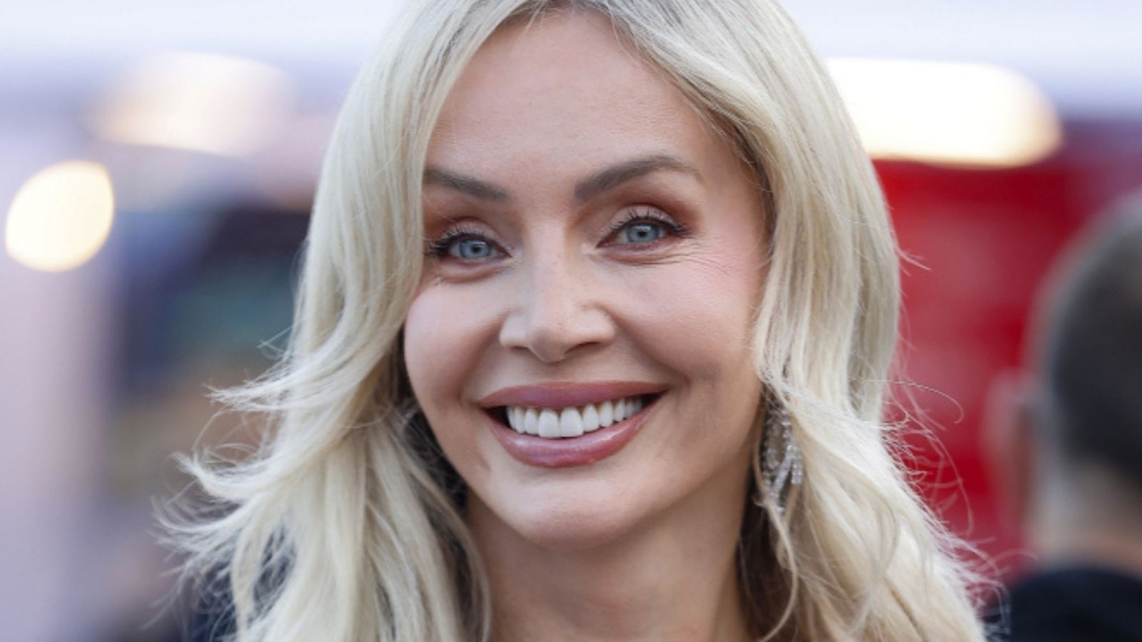 Agnieszka Woźniak-Starak w trendzie "lime green chic". Ta bluzka robi całą stylizację