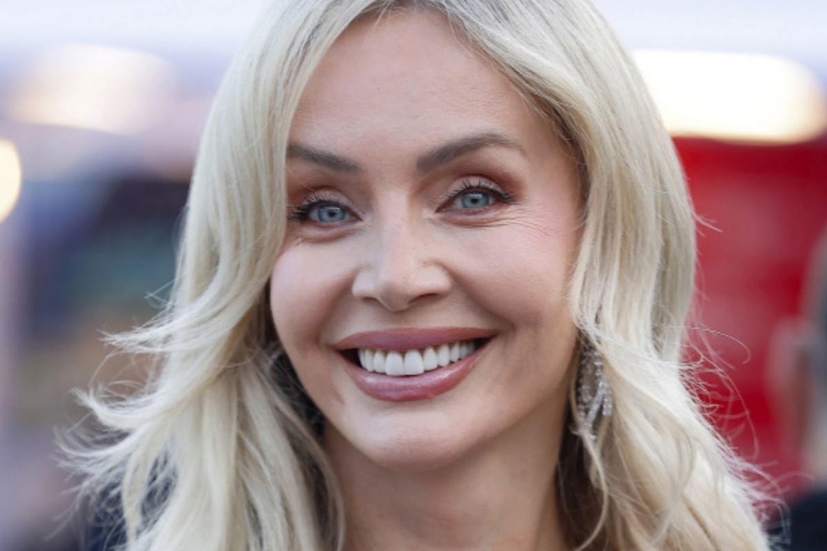 Agnieszka Woźniak-Starak w trendzie "lime green chic". Ta bluzka robi całą stylizację