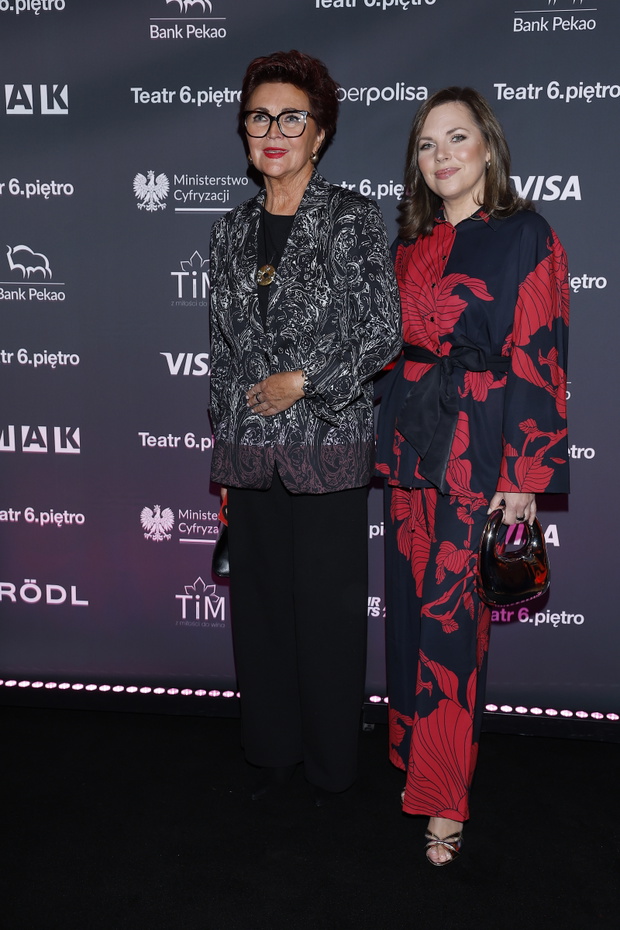 Jolanta i Aleksandra Kwaśniewskie na premierze spektaklu ''Antropologia''