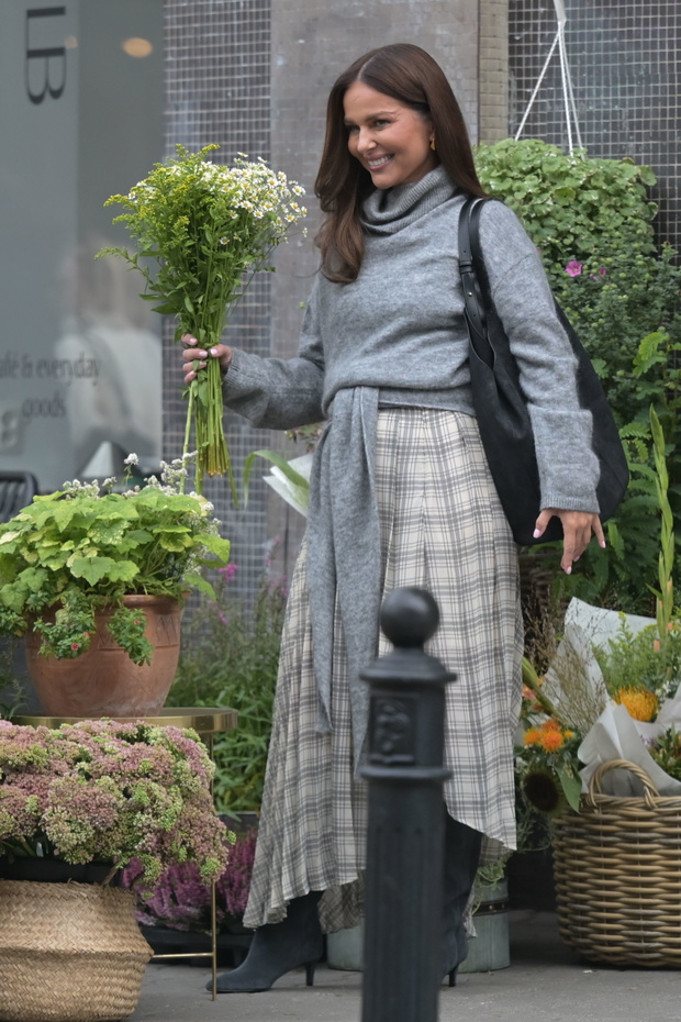 Stylowa Paulina Sykut-Jeżyna w modnej spódnicy ''plaid pattern'' na jesień. Zdjęcia paparazzi