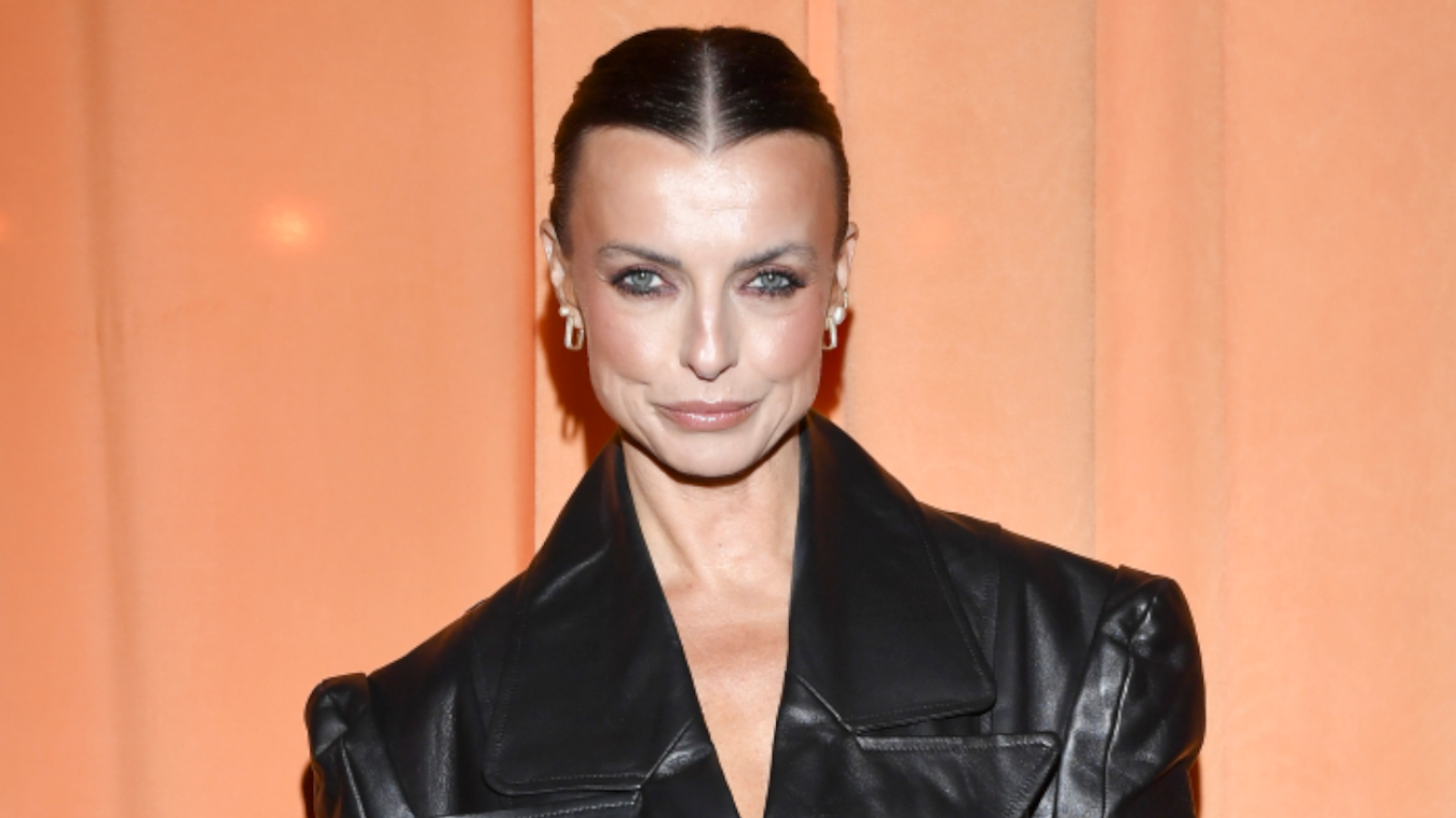 Spodnie ''horseshoe jeans'' w stylu Kasi Sokołowskiej z ''Top Model'' zawładną jesienią 2026. To nowy denimowy hit