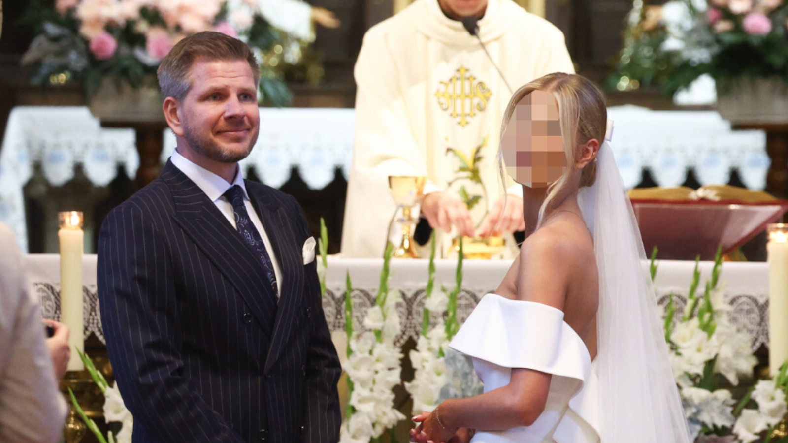 Tak wyglądał ślub Filipa Chajzera i Bianki. Panna młoda postawiła na szykowną suknię. Uwagę gości przykuł jeden detal