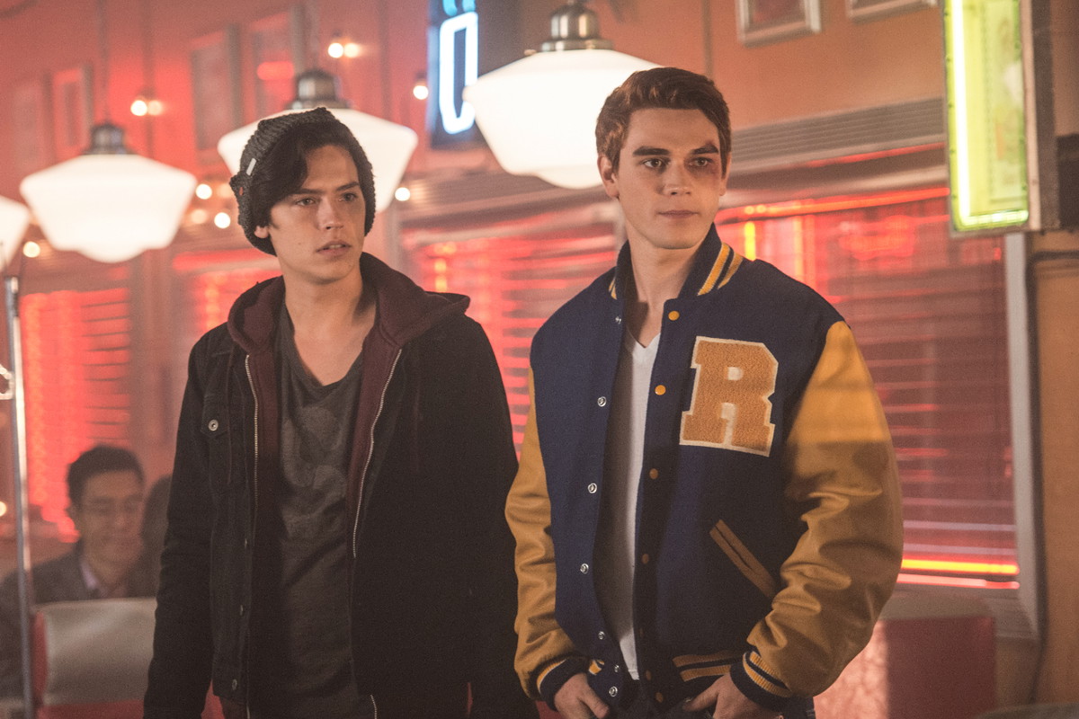 Ten serial Netfliksa to idealny wybór na jesień. Mroczne tajemnice, szkolne dramaty i klimat małego miasteczka