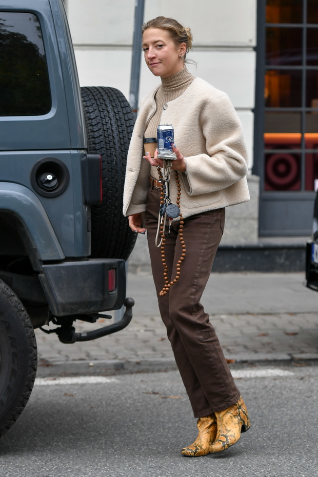 Lara Gessler w modnych spodniach ''cocoa crush jeans'' i butach typu ''serpent''
