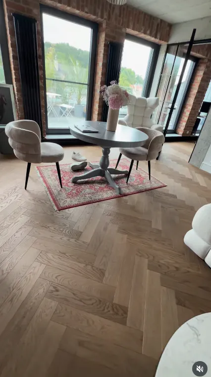 Duże okna i taras w mieszkaniu Filipa Chajzera