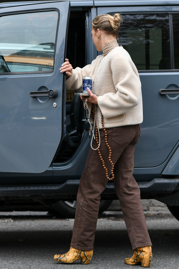 Lara Gessler w modnych spodniach ''cocoa crush jeans'' i butach typu ''serpent''. Paparazzi